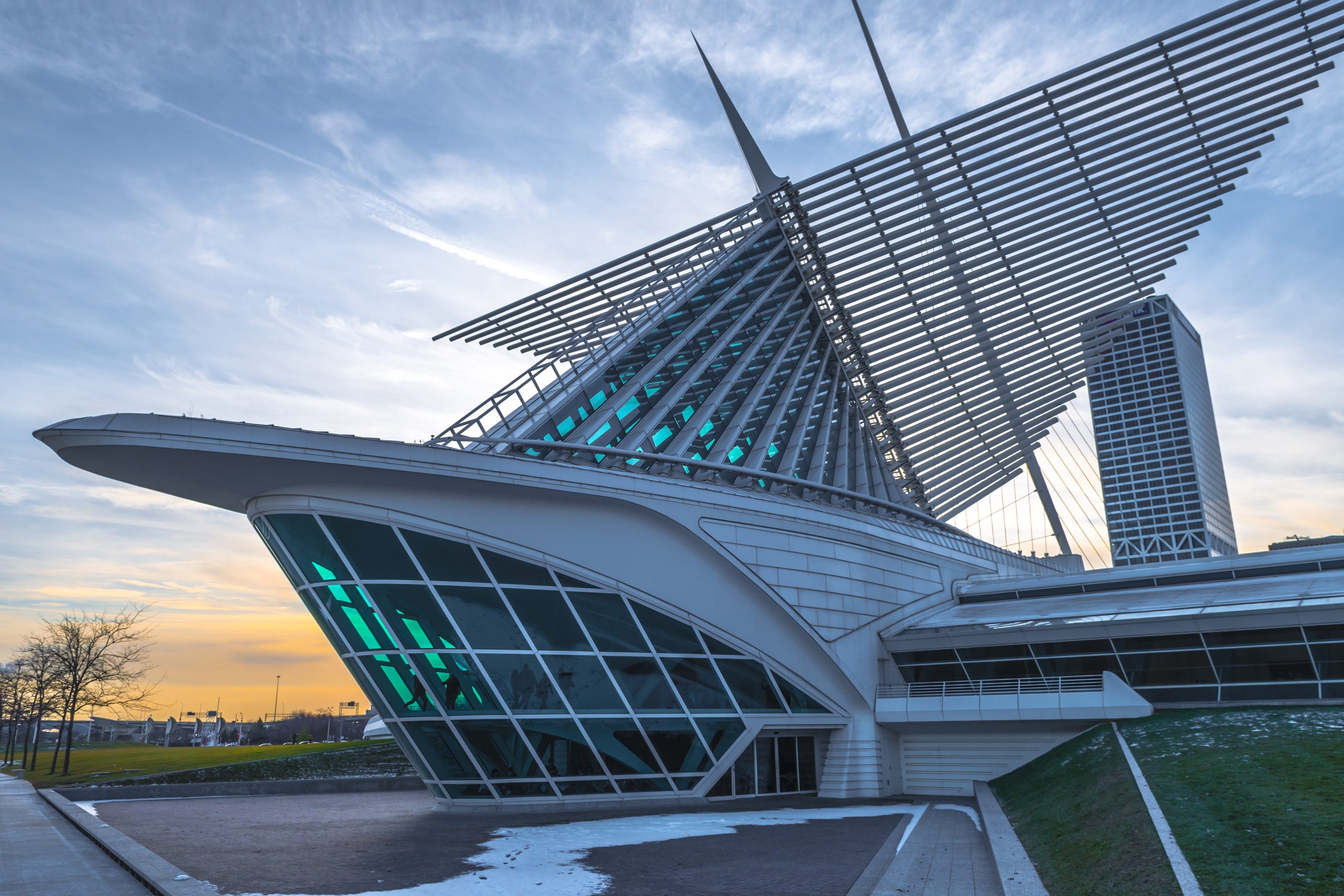 Milwaukee Art Museum's curved entrance and raised wing-like brise soleil