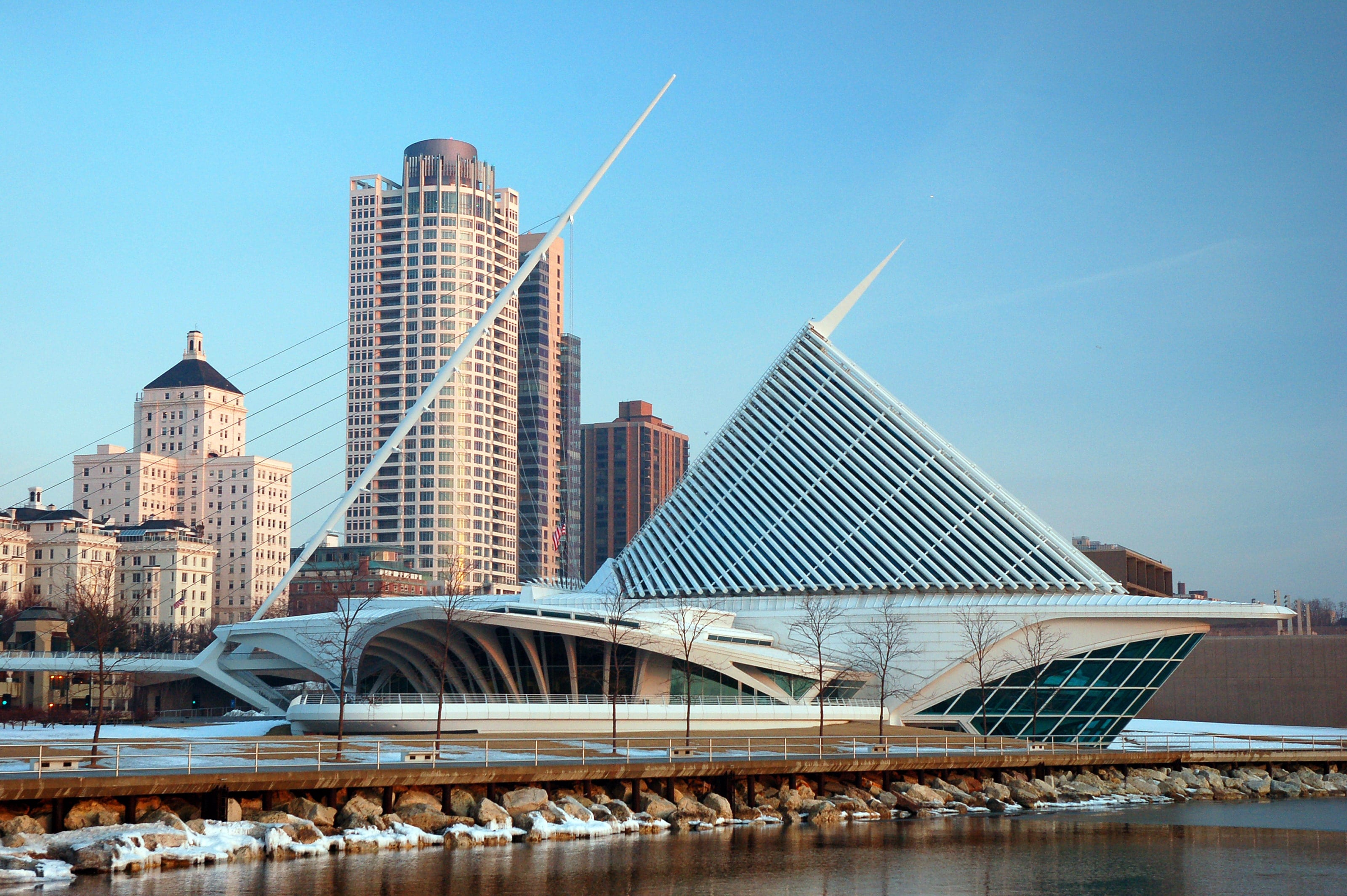 Milwaukee Art Museum's mast and glazed galleries against the city skyline