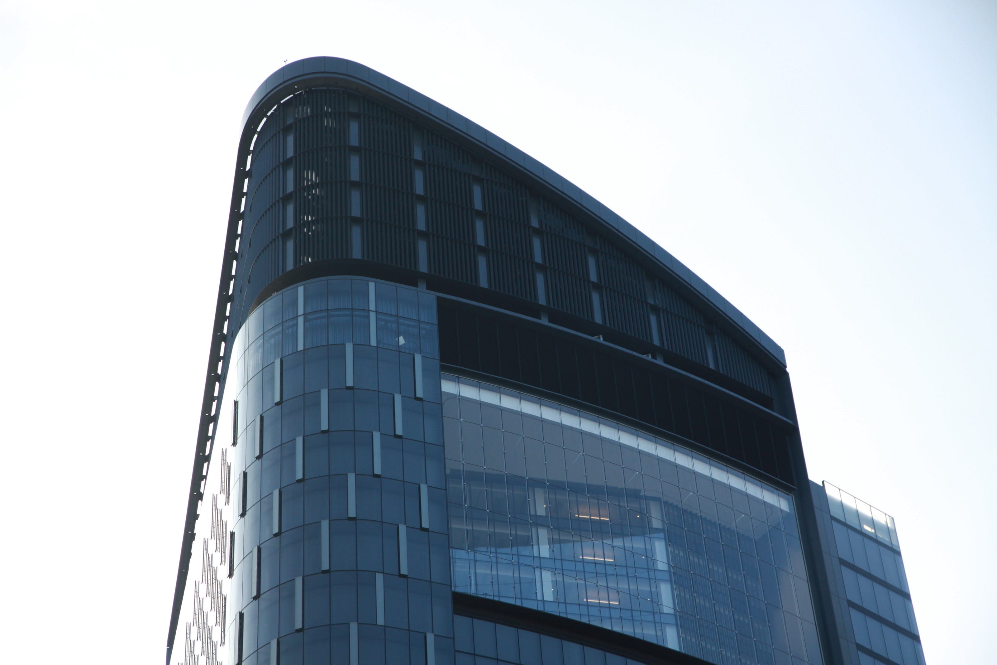 Tower at PNC Plaza's rounded glass corner and crown