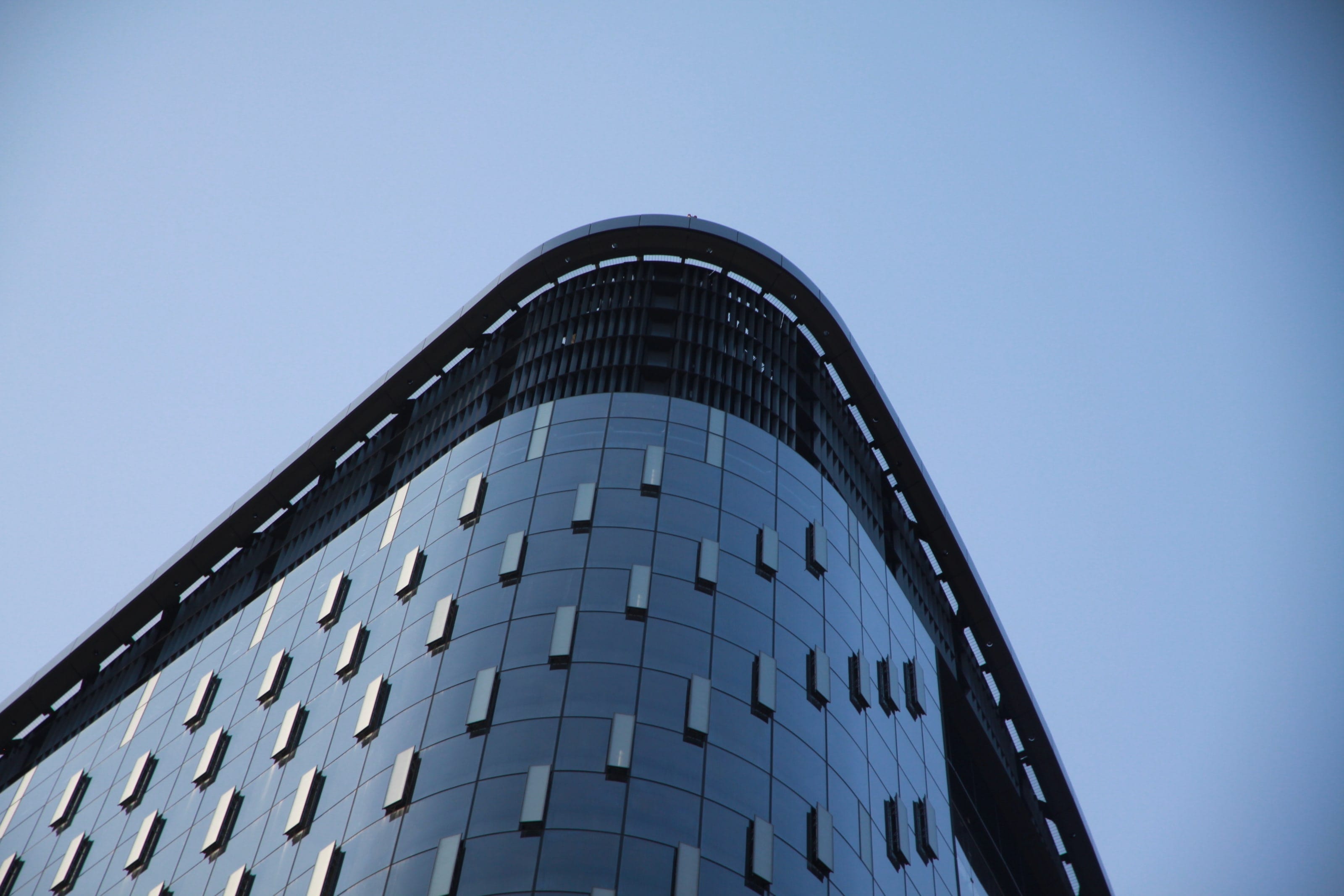 Curved crown of the Tower at PNC Plaza